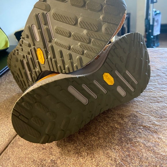 UYN Athletic Shoes - Picture 4 of 4